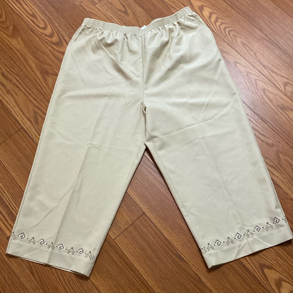 Alfred Dunner woman’s plus wide leg dress up embroidered tan Capri pants sz 20